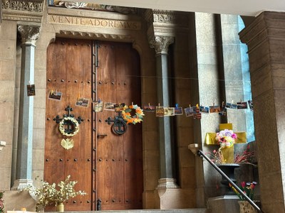 336a3212-4649-4bc6-a9da-f0c351aef0f6.JPG Cartes postales accrochées devant la chapelle de l'école